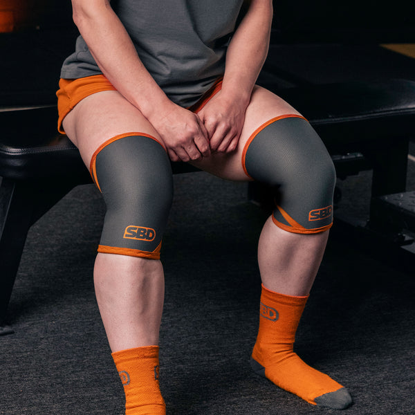 SBD_Forge_Weightlifting-Knee-Sleeves-Grey-Pose